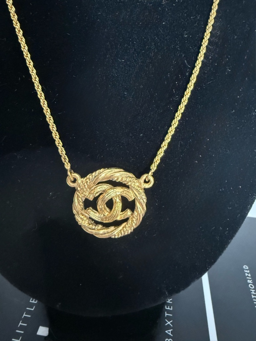 CHANEL *VINTAGE* Gold-Plated Choker Necklace - Picture 2 of 6